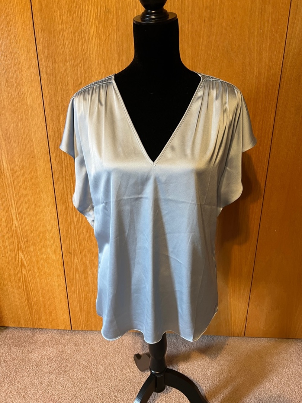 EUC White House, Black market, blue gray satin flutter sleeve V-neck. Sz. Med.